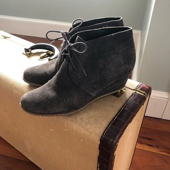 Great condition Franco Sarto Women’s Sz 9 Gray Suede Wedge Heel Lace-Up Booties - Picture 1 of 12